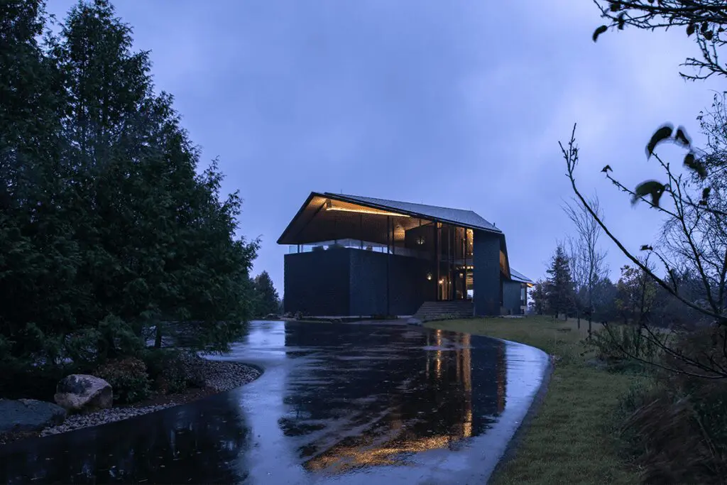 Esta arquitectura honra la conexión emocional con la tierra Esta arquitectura honra la conexión emocional con la tierra