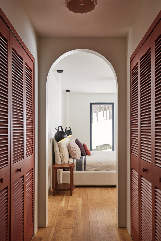 Una casa en la nieve que establece el equilibrio entre modernidad y patrimonio