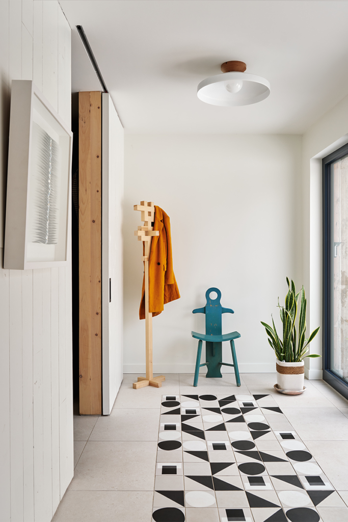 Una casa en la nieve que establece el equilibrio entre modernidad y patrimonio