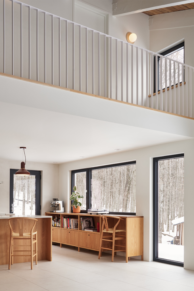 Una casa en la nieve que establece el equilibrio entre modernidad y patrimonio