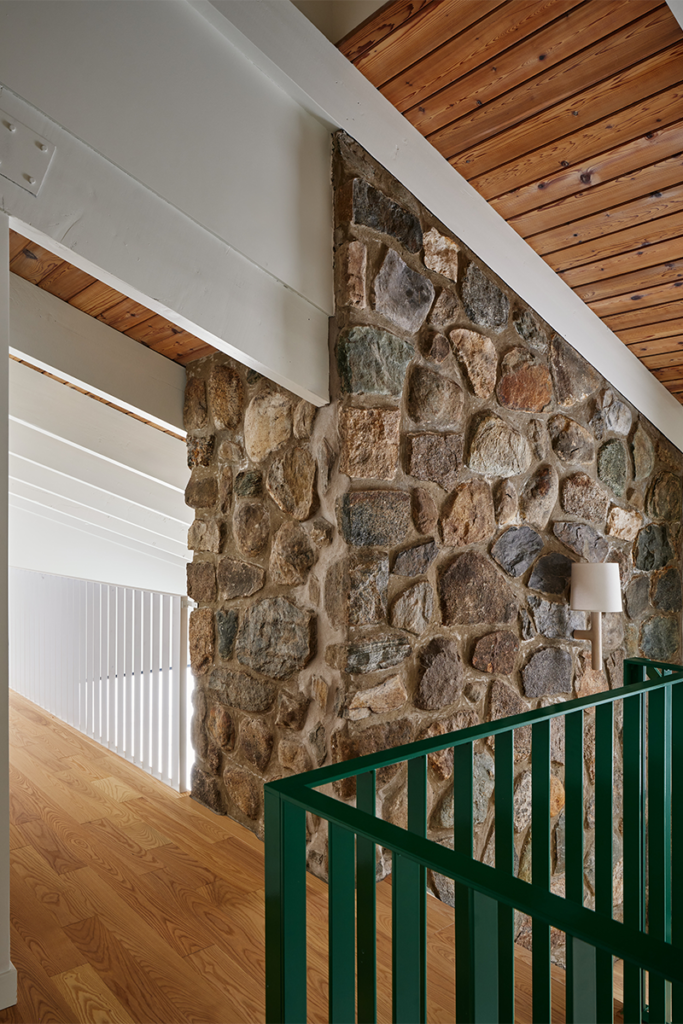 Una casa en la nieve que establece el equilibrio entre modernidad y patrimonio