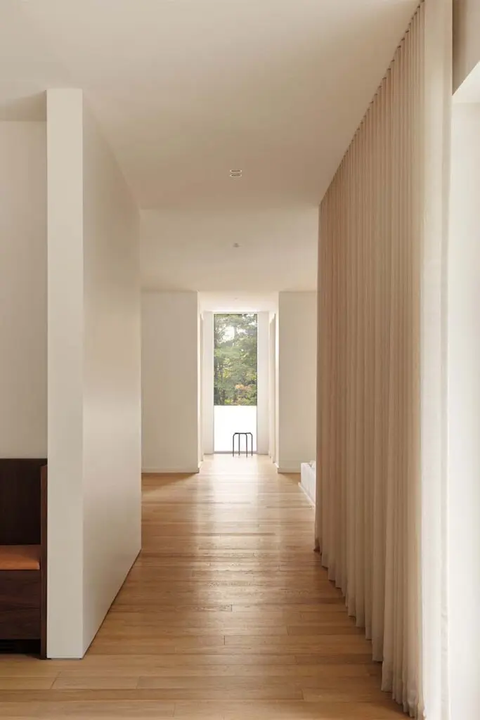 Una casa entre el bosque con una arquitectura sensible y serena Una casa entre el bosque con una arquitectura sensible y serena