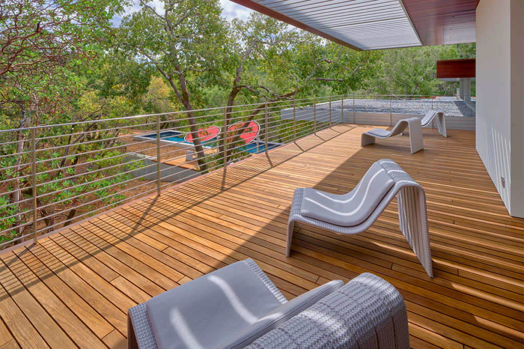 El lujo de esta casa en estados unidos es convivir entre una de robles y viñedos