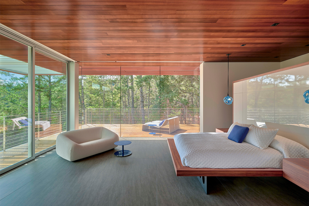 El lujo de esta casa en estados unidos es convivir entre una de robles y viñedos