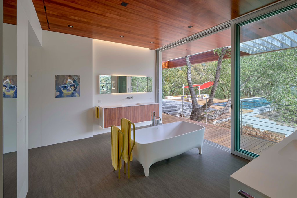 El lujo de esta casa en estados unidos es convivir entre una de robles y viñedos