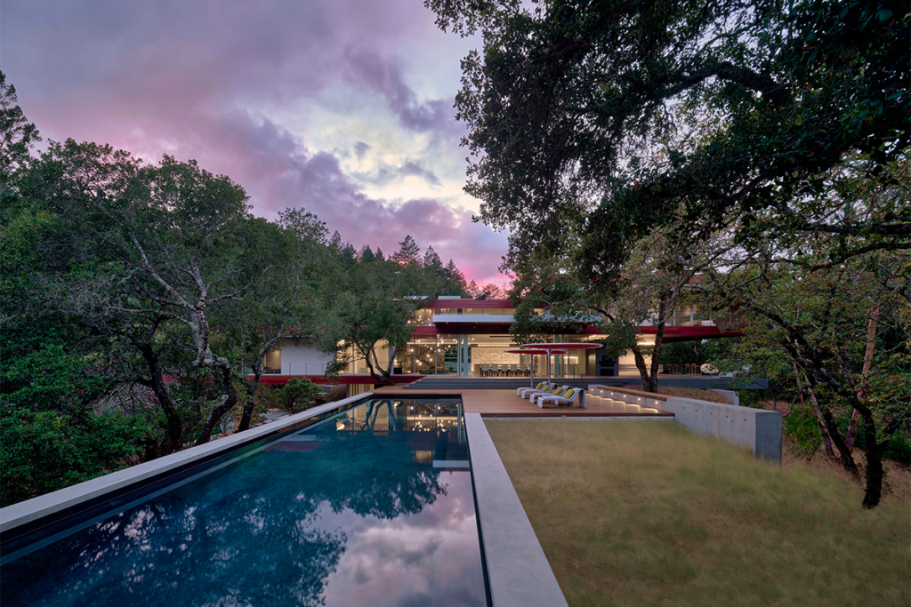 El lujo de esta casa en estados unidos es convivir entre una de robles y viñedos