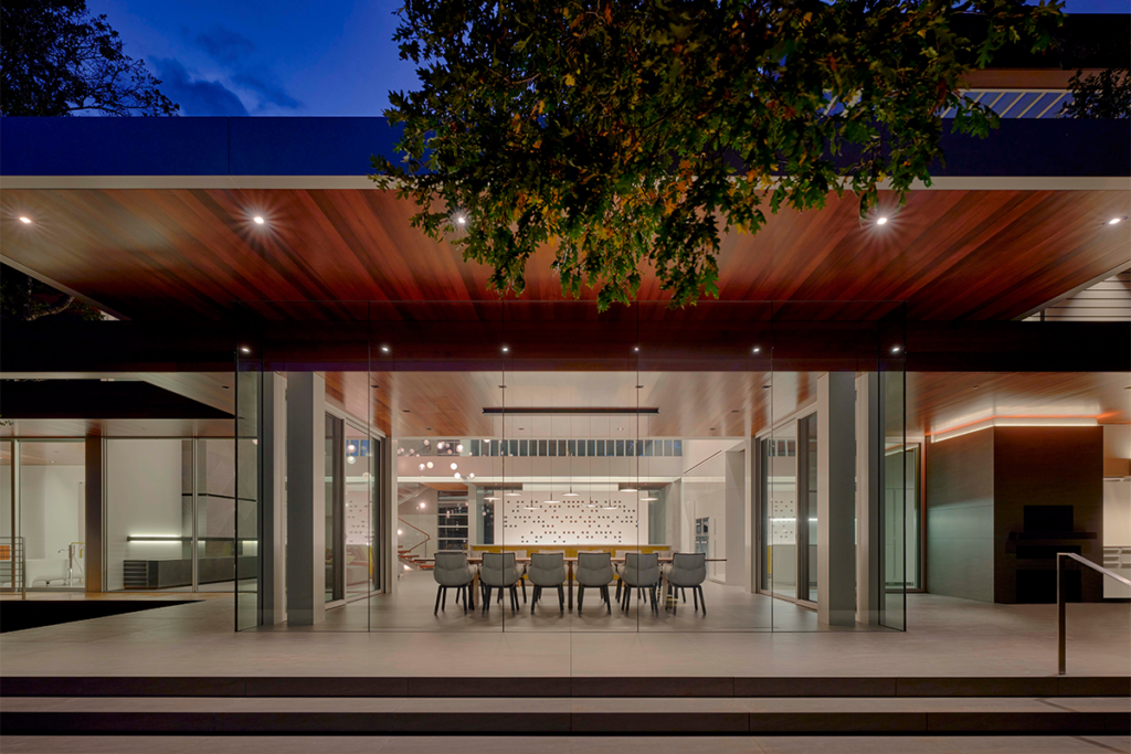 El lujo de esta casa en estados unidos es convivir entre una de robles y viñedos