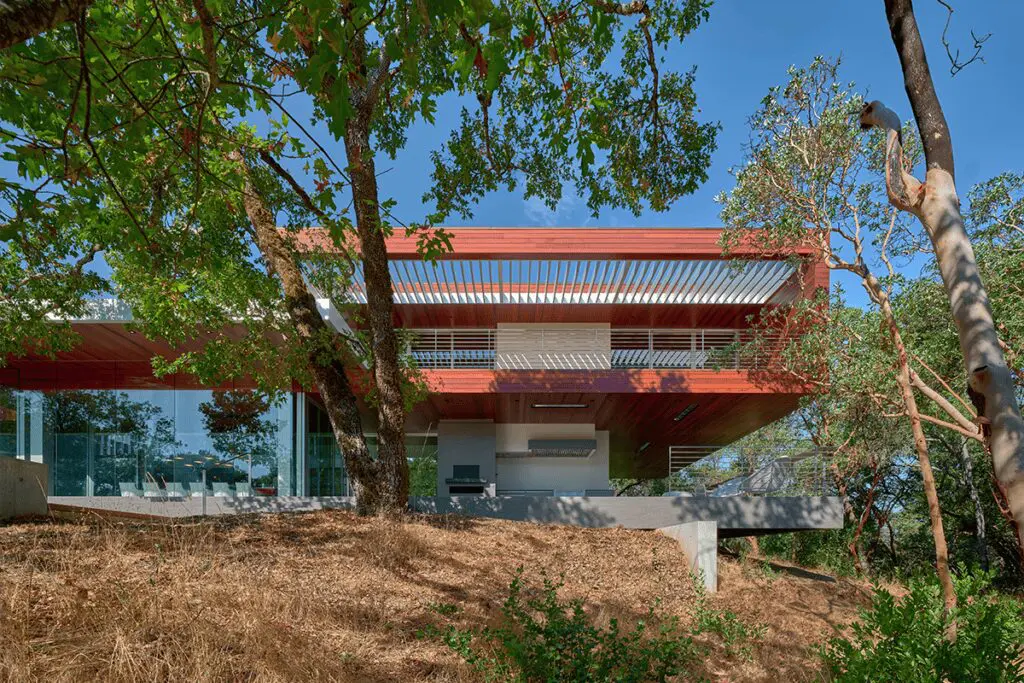El lujo de esta casa en estados unidos es convivir entre una de robles y viñedos El lujo de esta casa en estados unidos es convivir entre una de robles y viñedos
