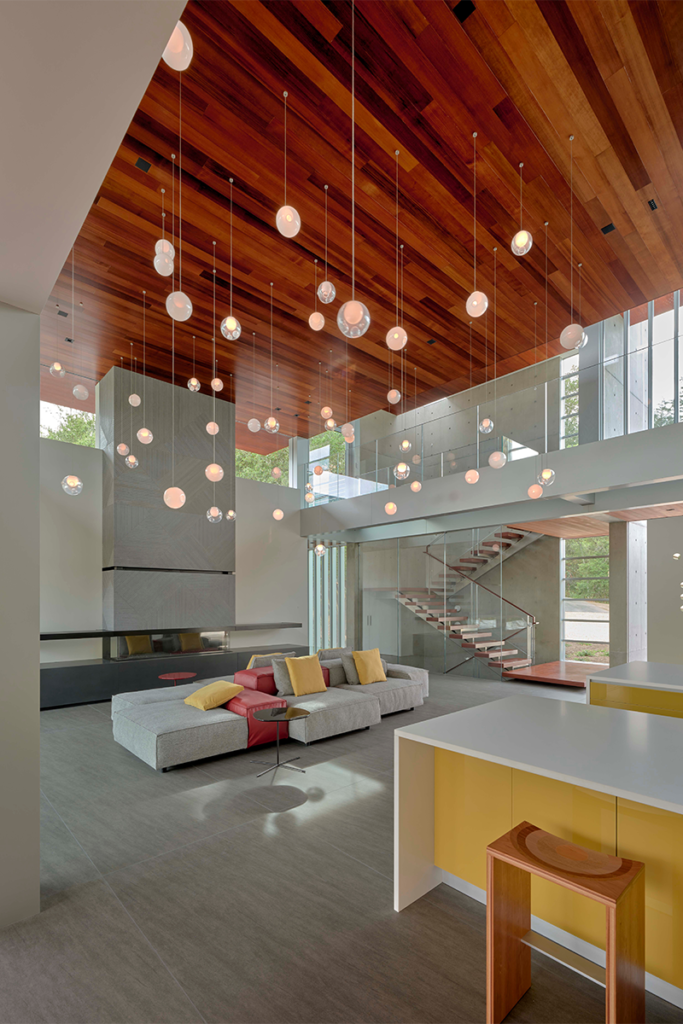 El lujo de esta casa en estados unidos es convivir entre una de robles y viñedos