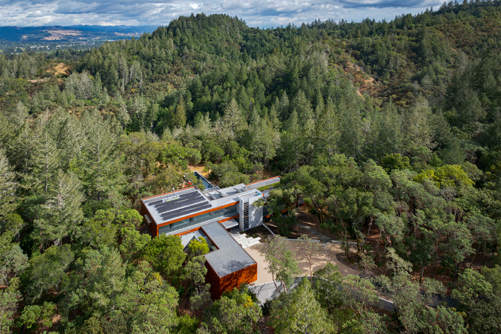 El lujo de esta casa en estados unidos es convivir entre una de robles y viñedos