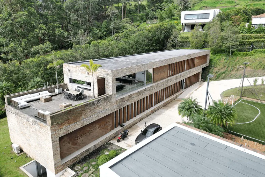 Así es la casa de james rodríguez en envigado Casa james