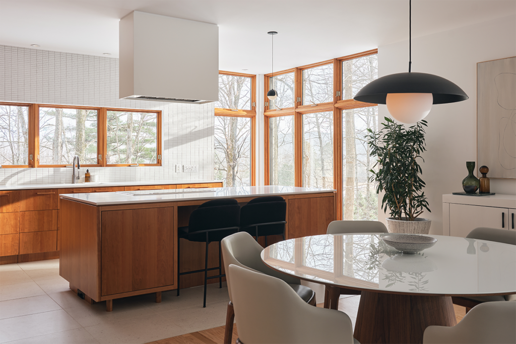 Una mezcla de líneas rectas y curvas compone el diseño de esta casa