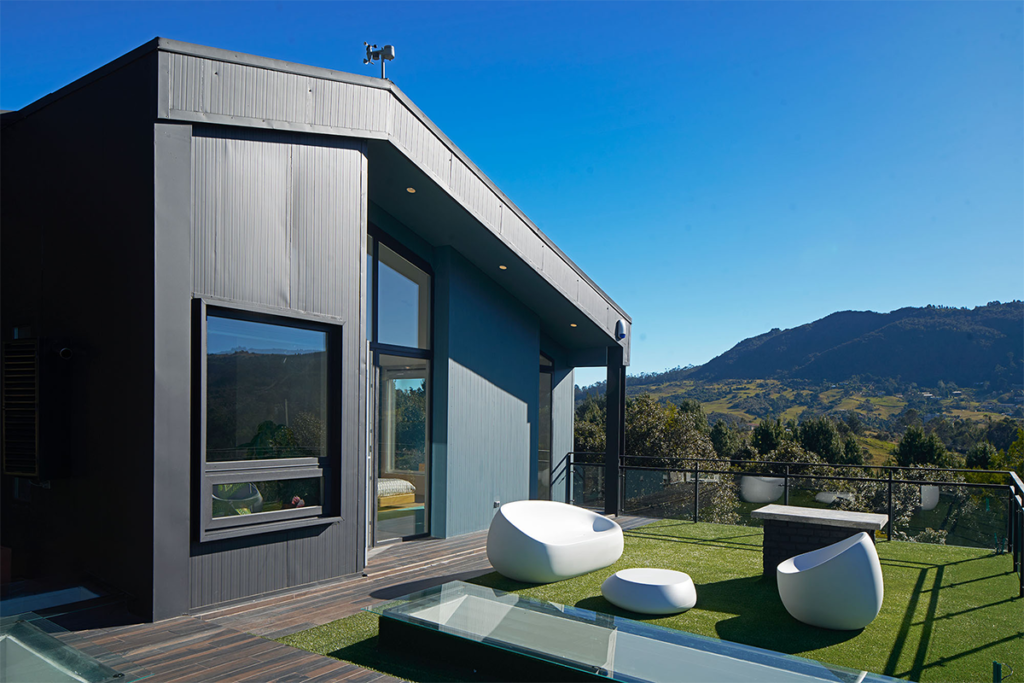 Dos casas en colombia con diseños disruptivos y contemporáneos
