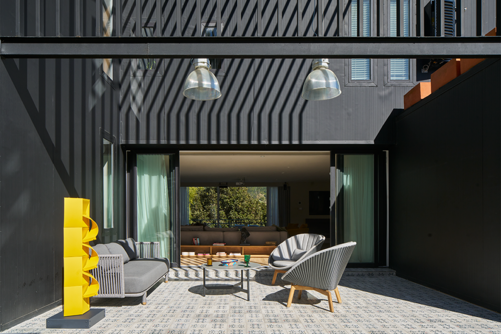 Dos casas en colombia con diseños disruptivos y contemporáneos