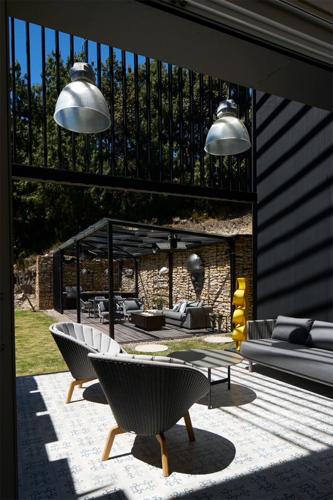 Dos casas en colombia con diseños disruptivos y contemporáneos