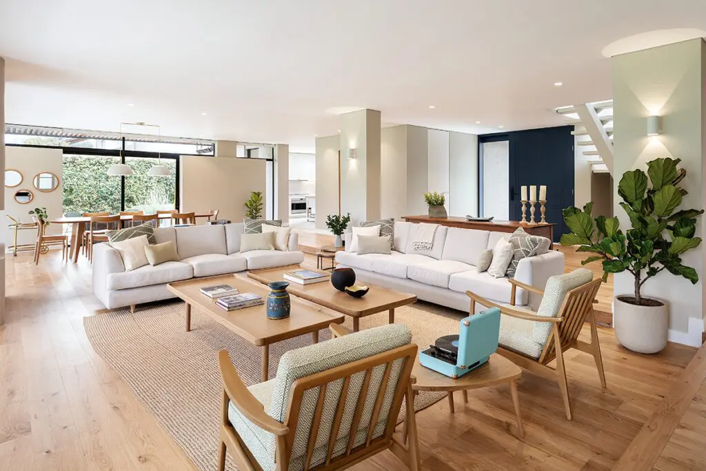 La cocina es el elemento central de la arquitectura de esta casa en la calera