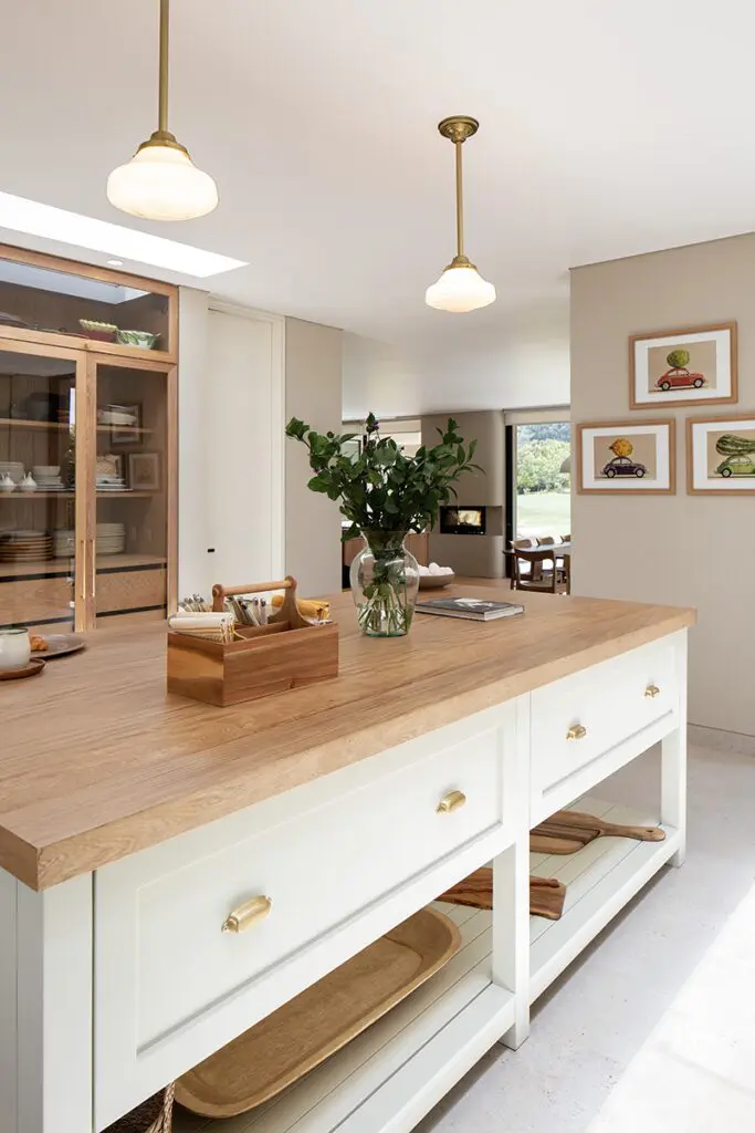 La cocina es el elemento central de la arquitectura de esta casa en la calera