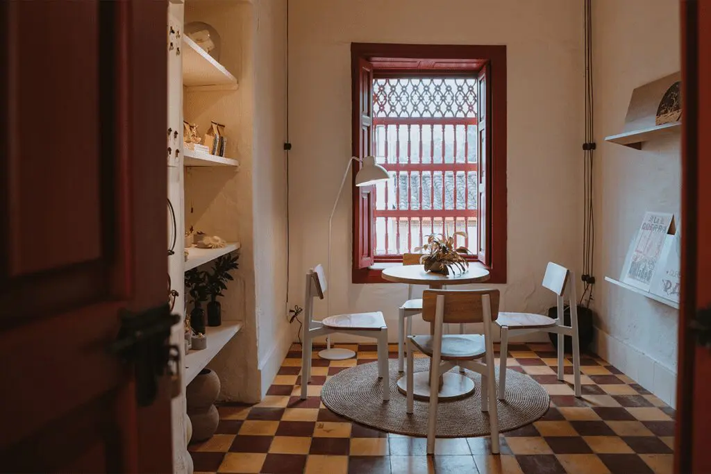 Una casa en antioquia renovada para ser un retiro de arte y cultura 