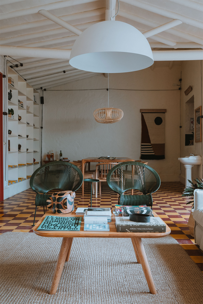 Una casa en antioquia renovada para ser un retiro de arte y cultura 