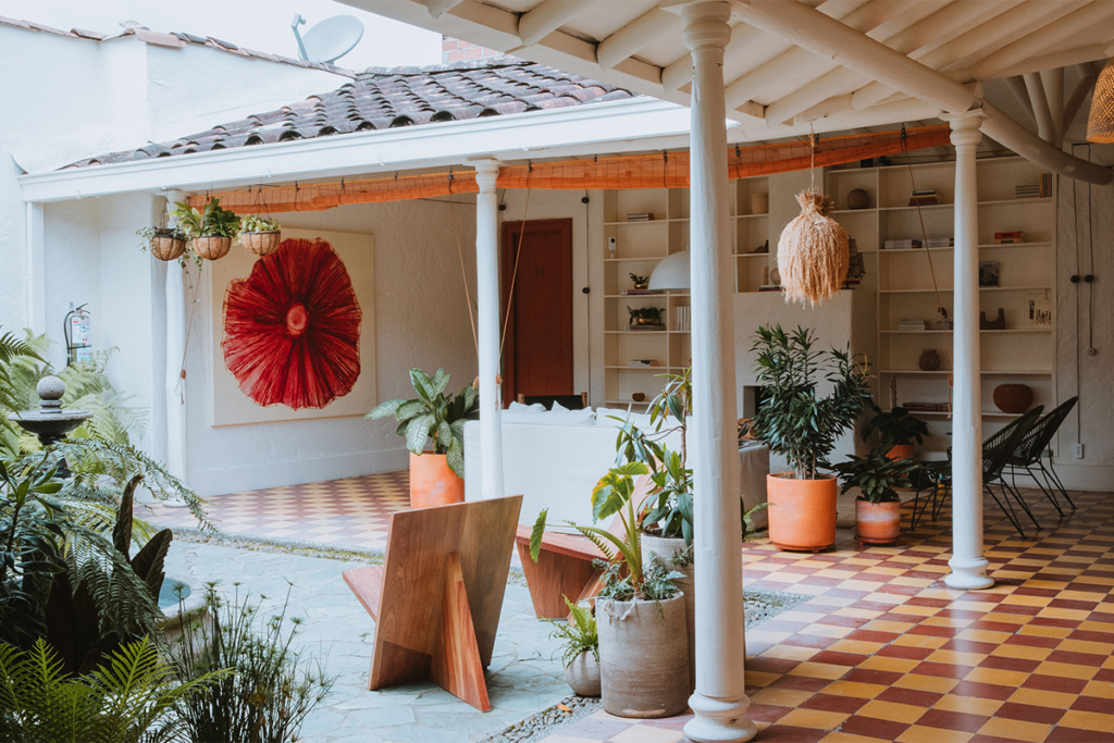 Una casa en antioquia renovada para ser un retiro de arte y cultura 