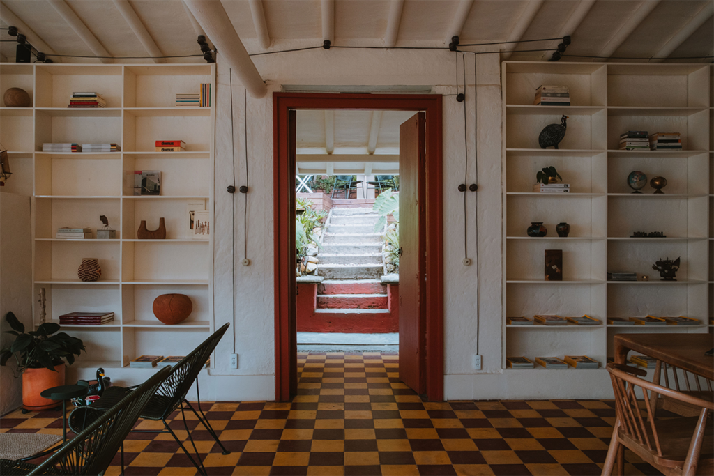 Una casa en antioquia renovada para ser un retiro de arte y cultura 