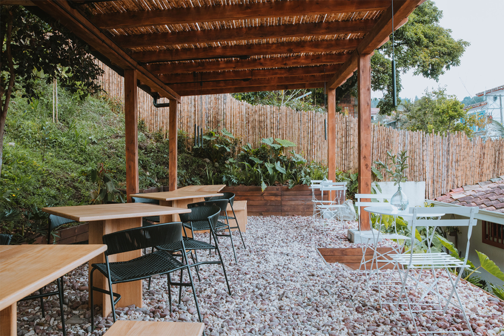 Una casa en antioquia renovada para ser un retiro de arte y cultura 