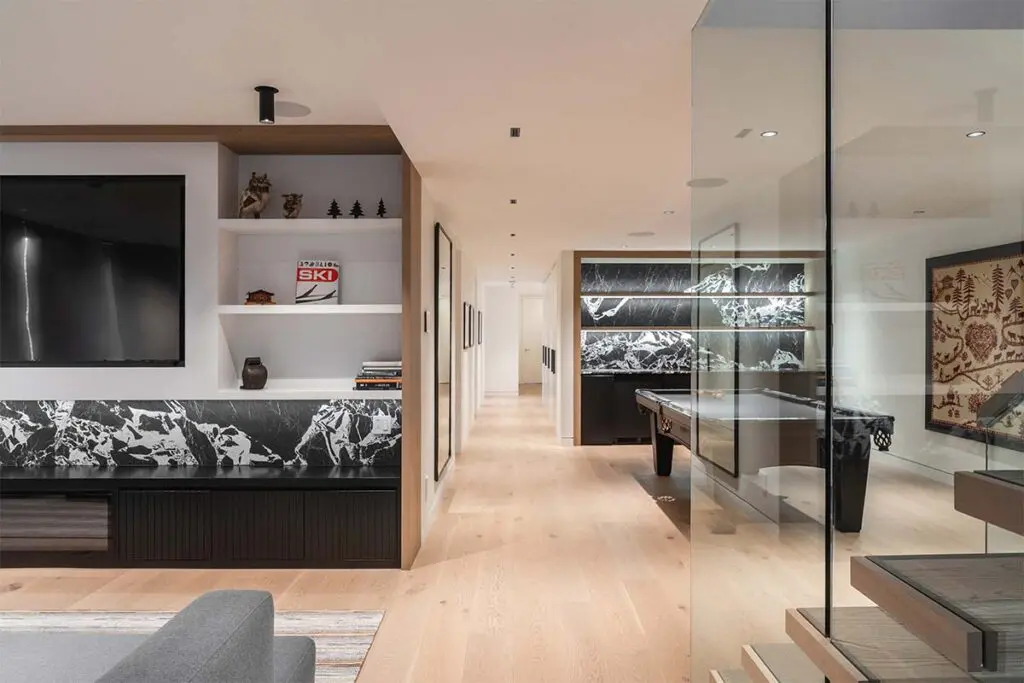 Techos voladizos, ventanales hacia el lago, salón de billar y chimeneas en este sereno chalet