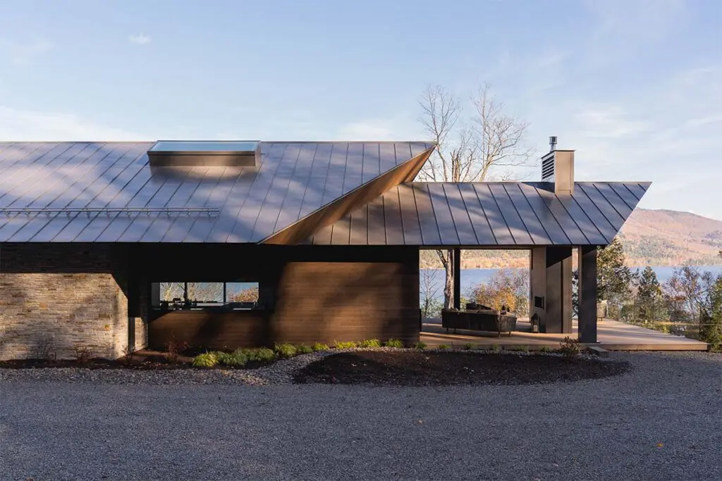 Techos voladizos, ventanales hacia el lago, salón de billar y chimeneas en este sereno chalet