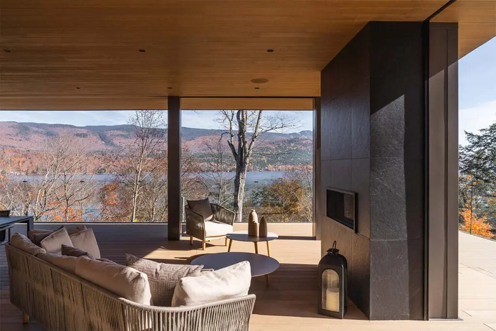 Techos voladizos, ventanales hacia el lago, salón de billar y chimeneas en este sereno chalet