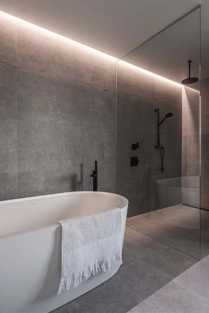 Techos voladizos, ventanales hacia el lago, salón de billar y chimeneas en este sereno chalet