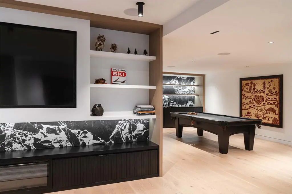 Techos voladizos, ventanales hacia el lago, salón de billar y chimeneas en este sereno chalet