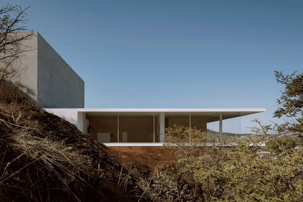 Una casa en méxico entre dos opuestos: la montaña y el concreto Una casa en méxico entre dos opuestos: la montaña y el concreto