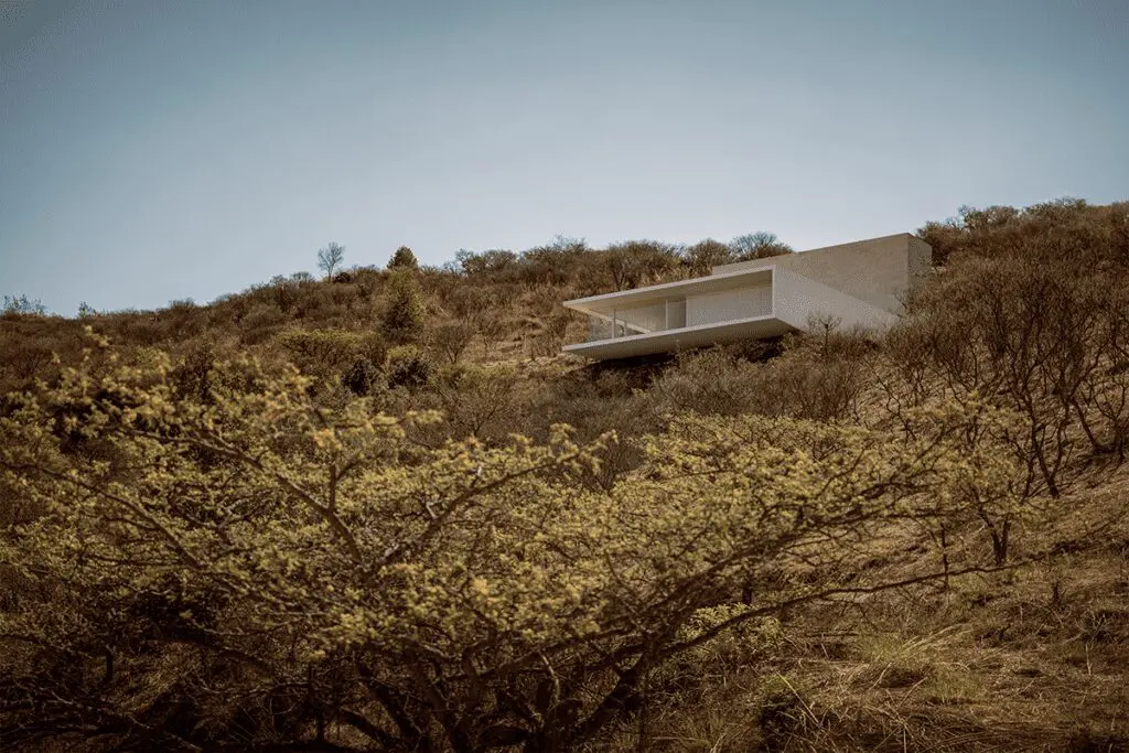 Una casa en méxico entre dos opuestos: la montaña y el concreto Una casa en méxico entre dos opuestos: la montaña y el concreto