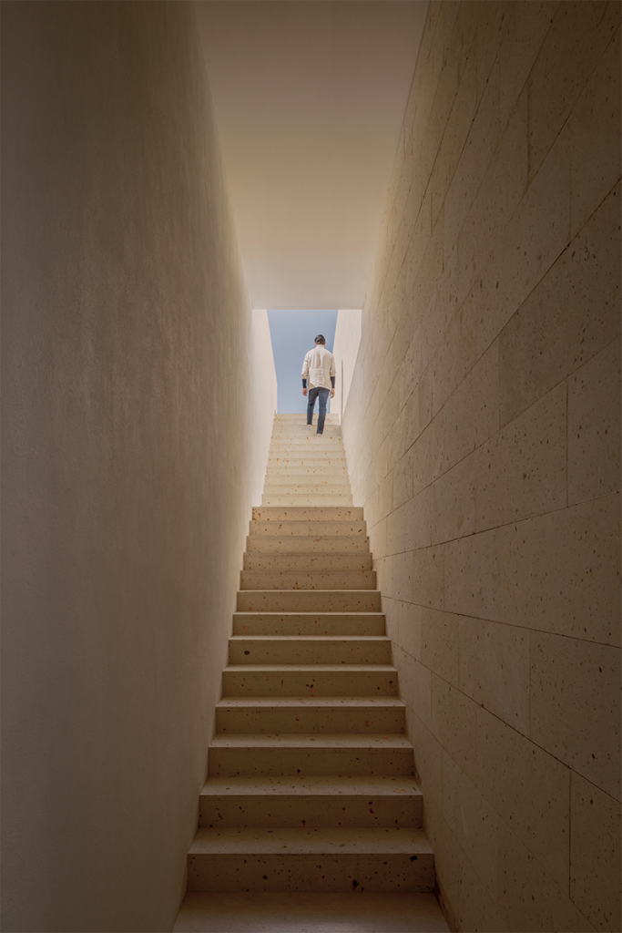 Una casa en méxico entre dos opuestos: la montaña y el concreto