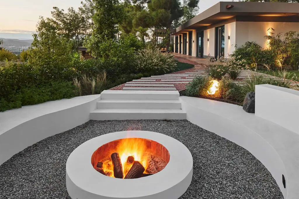 Piedra, madera y azul índigo es la combinación de esta casa en turquía