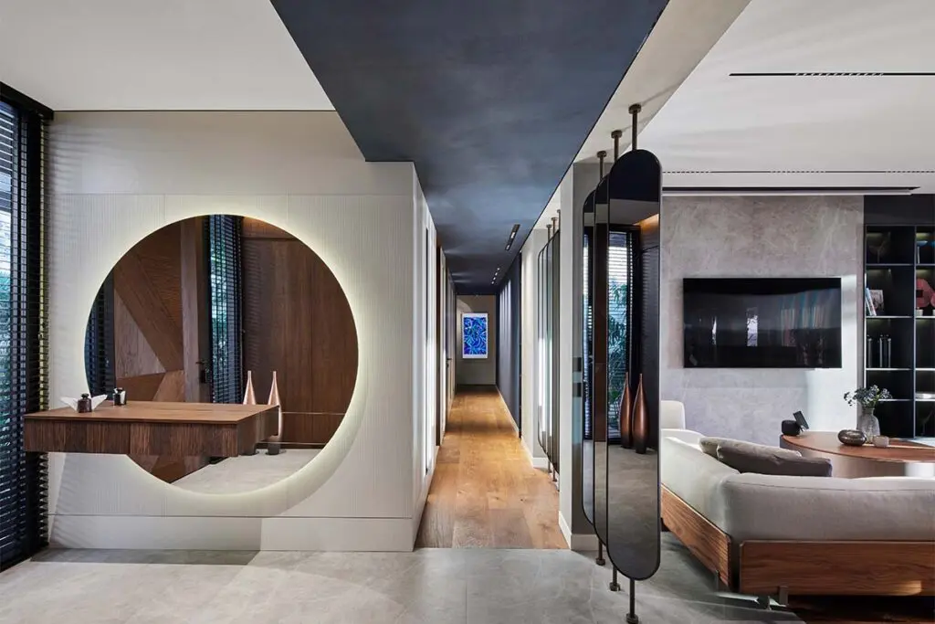 Piedra, madera y azul índigo es la combinación de esta casa en turquía