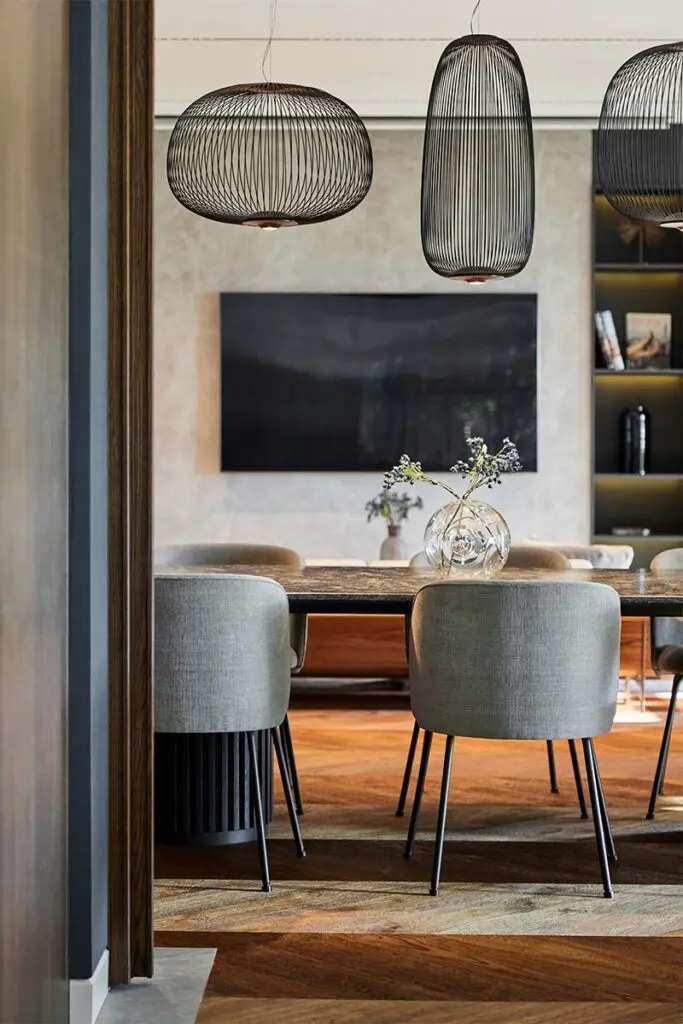 Piedra, madera y azul índigo es la combinación de esta casa en turquía