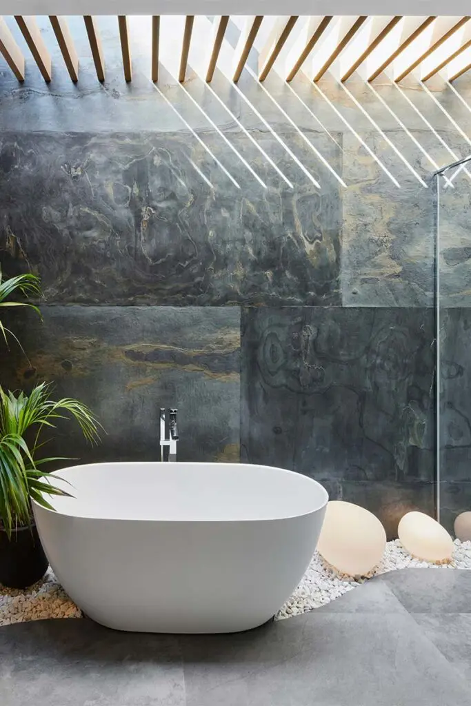 Piedra, madera y azul índigo es la combinación de esta casa en turquía