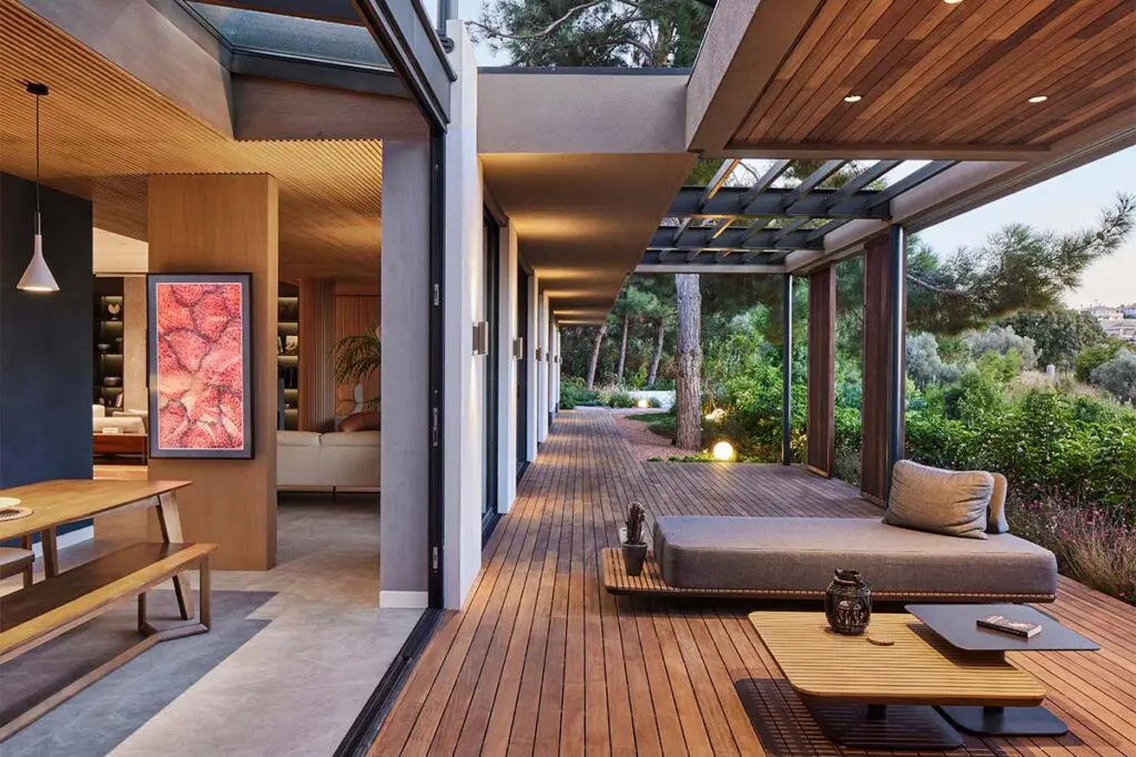 Piedra, madera y azul índigo es la combinación de esta casa en turquía