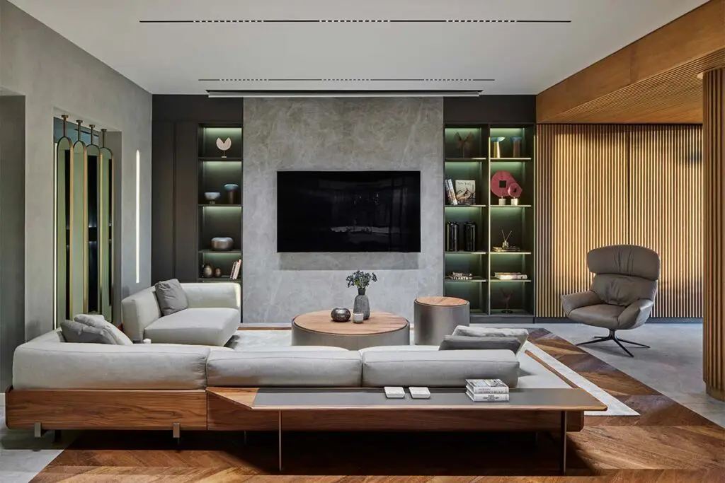 Piedra, madera y azul índigo es la combinación de esta casa en turquía