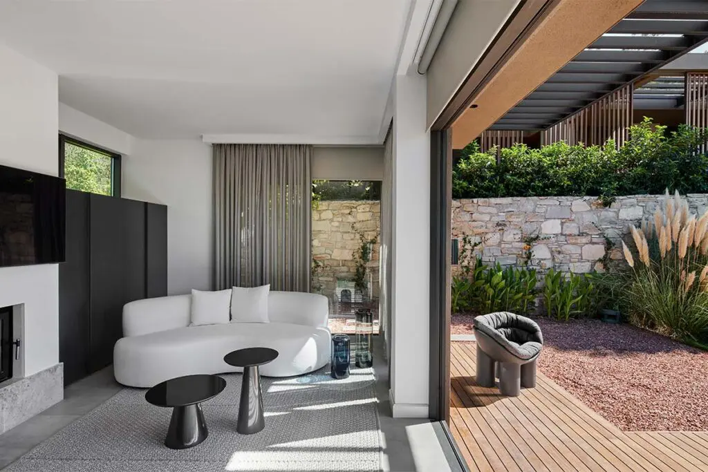 Piedra, madera y azul índigo es la combinación de esta casa en turquía