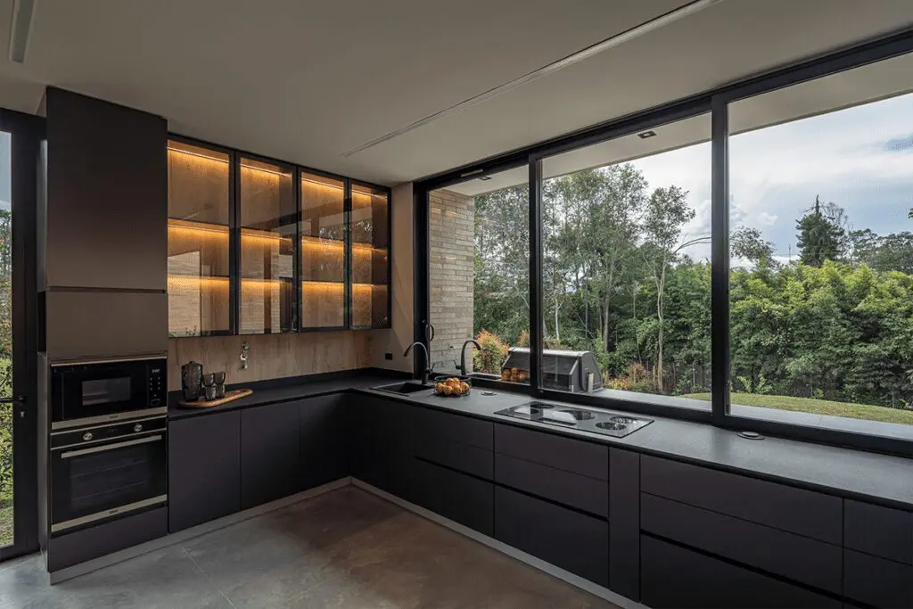 Por su forma en h, la vida en esta casa en antioquia transcurre entre patios Por su forma en h, la vida en esta casa en antioquia transcurre entre patios
