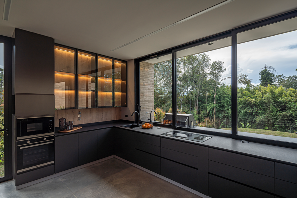 Dos casas en colombia con diseños disruptivos y contemporáneos