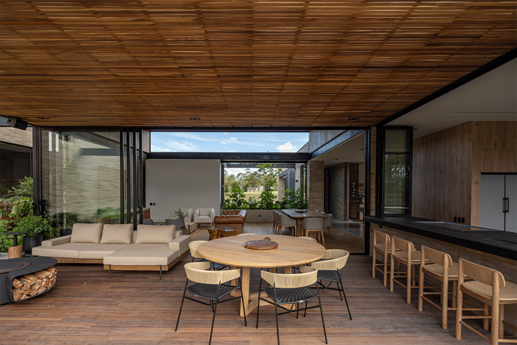 Por su forma en h, la vida en esta casa en antioquia transcurre entre patios