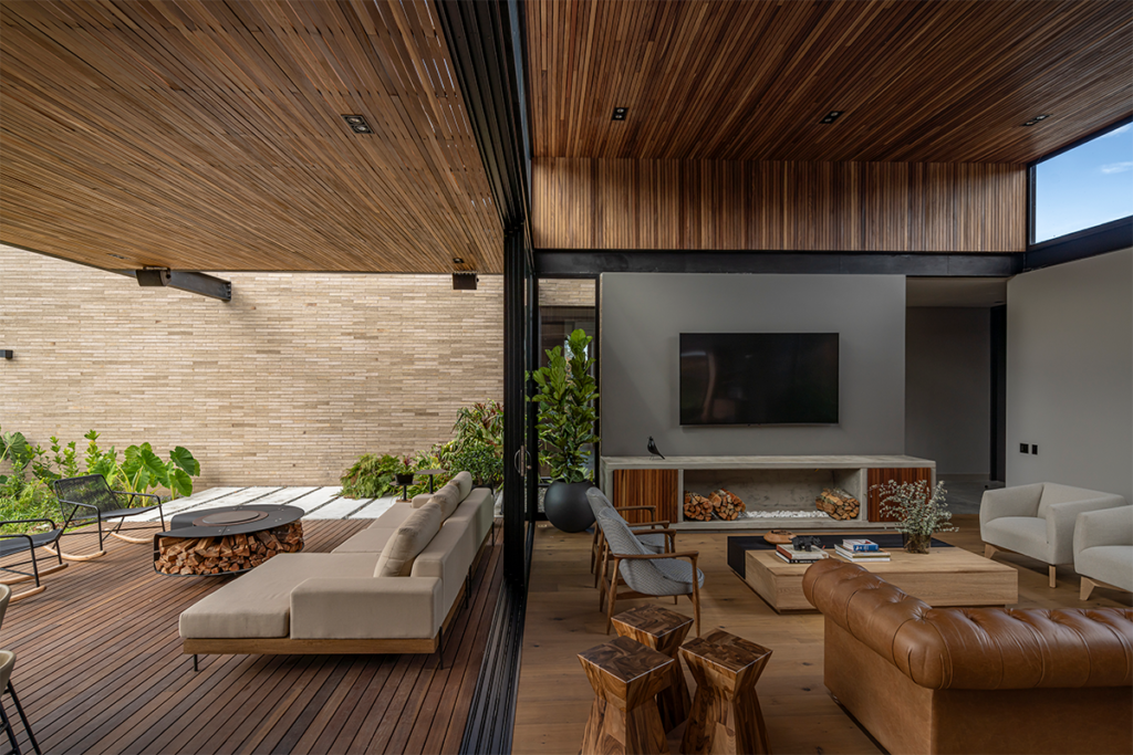 Por su forma en h, la vida en esta casa en antioquia transcurre entre patios