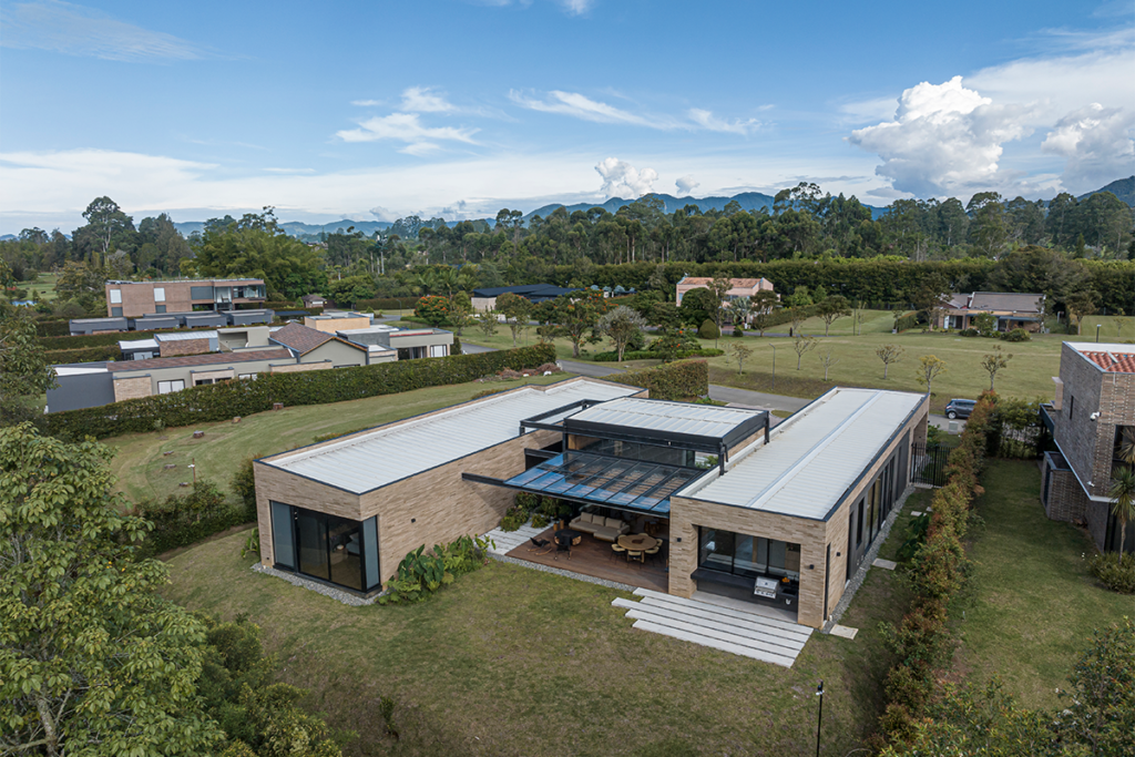 Por su forma en h, la vida en esta casa en antioquia transcurre entre patios