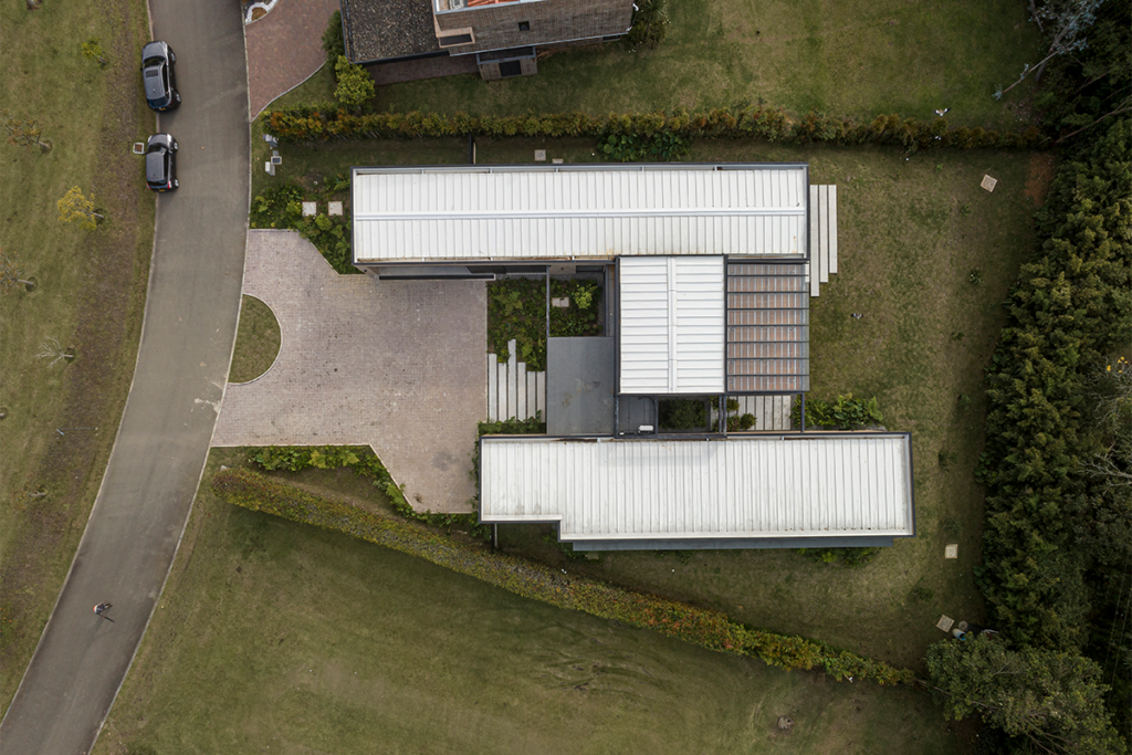 Dos casas en colombia con diseños disruptivos y contemporáneos