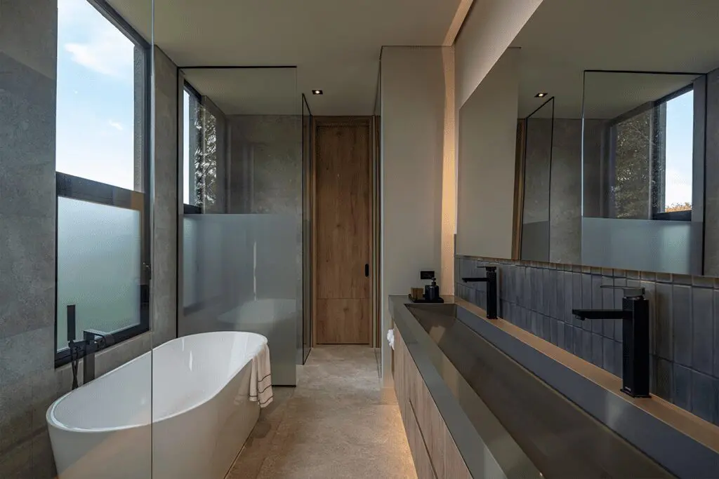 Por su forma en h, la vida en esta casa en antioquia transcurre entre patios Por su forma en h, la vida en esta casa en antioquia transcurre entre patios