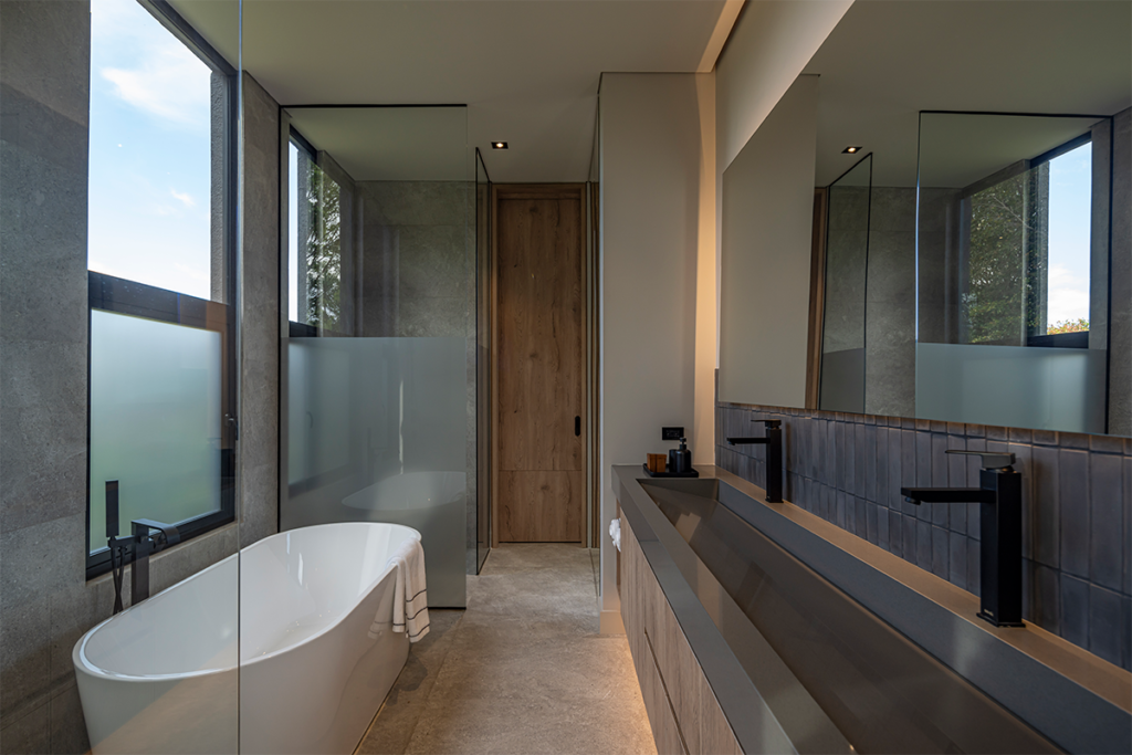 Por su forma en h, la vida en esta casa en antioquia transcurre entre patios