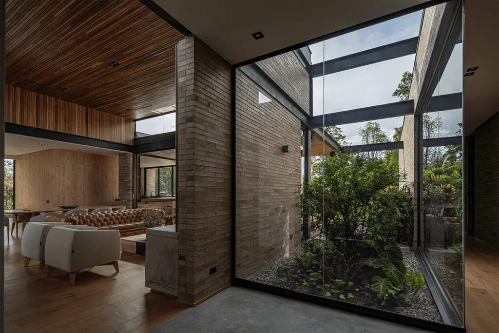 Por su forma en h, la vida en esta casa en antioquia transcurre entre patios Por su forma en h, la vida en esta casa en antioquia transcurre entre patios